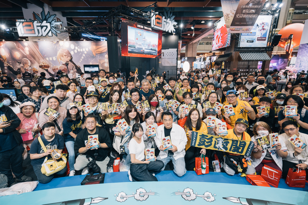 彭政閔與漫畫家楊白壓軸登場，兩人合作的改編漫畫《一百萬次的揮棒 01》於漫博會期間熱騰騰上市。 圖：文策院提供