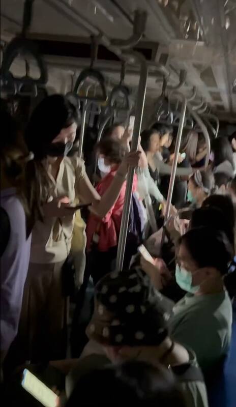 台北捷運文湖線列車今天一早發生異常情形。 圖：翻攝陳宥丞臉書