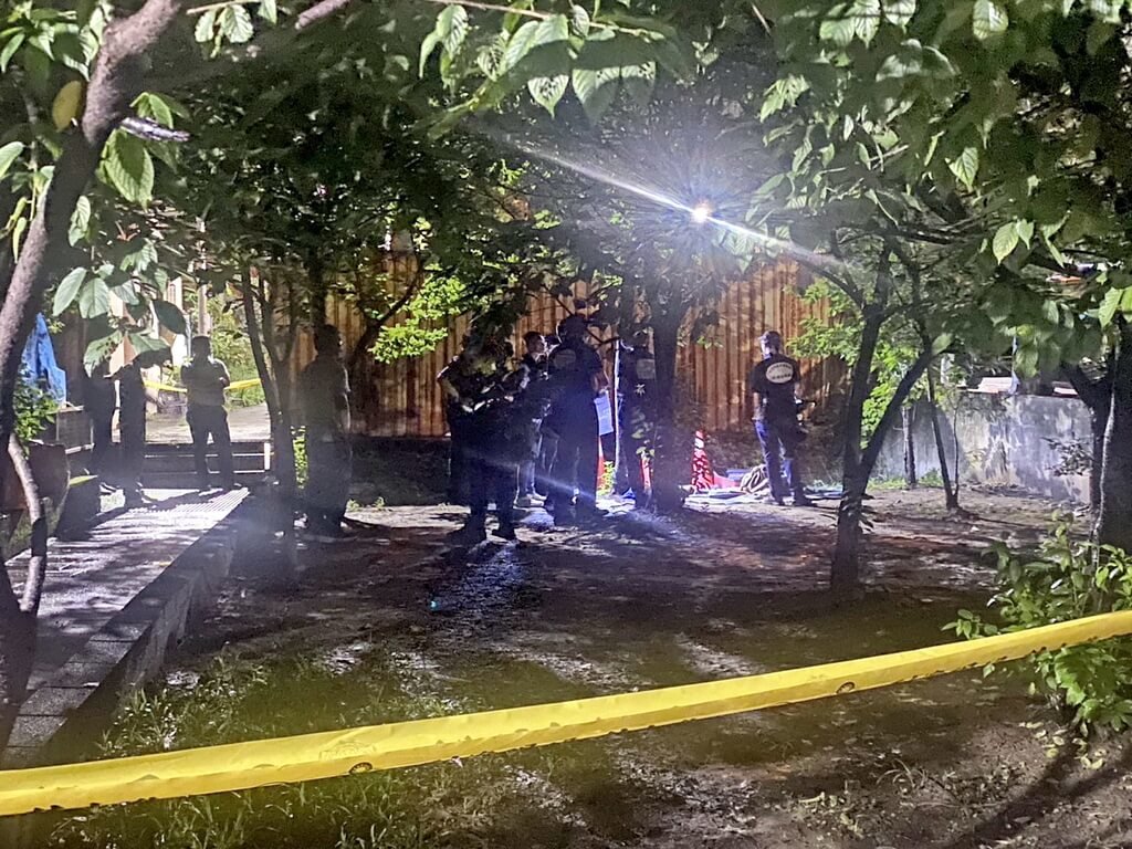 新北市新莊區28日驚傳箱屍案，警方拉起封鎖線，並通報鑑識人員到場，初步鑑定死者為男性，年紀約50歲左右，遺體已有明顯腐敗現象，研判死亡多日，已報請新北檢相驗。（警方提供）中央社記者黃旭昇新北市傳真  114年7月29日