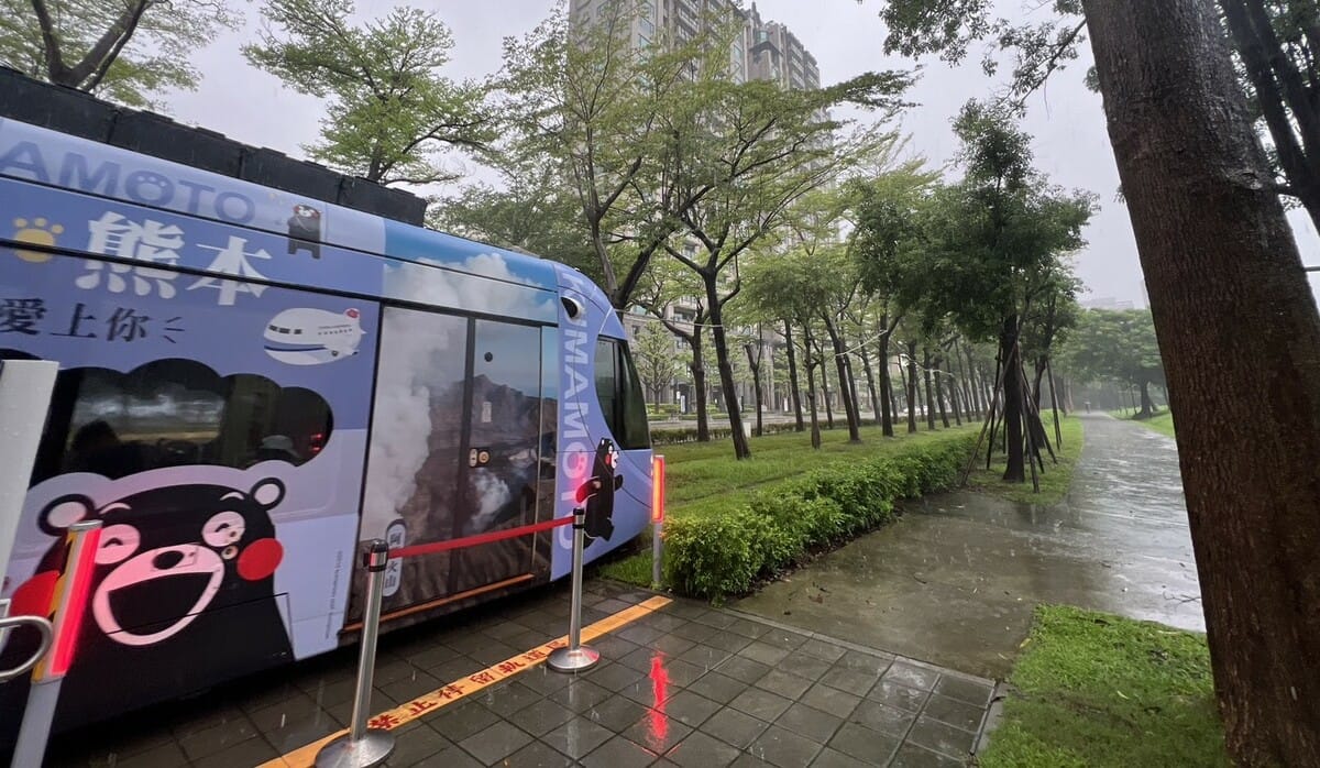 高雄輕軌系統營運正常，僅因風雨狀況彈性調整班距。 圖：高雄市捷運局/提供