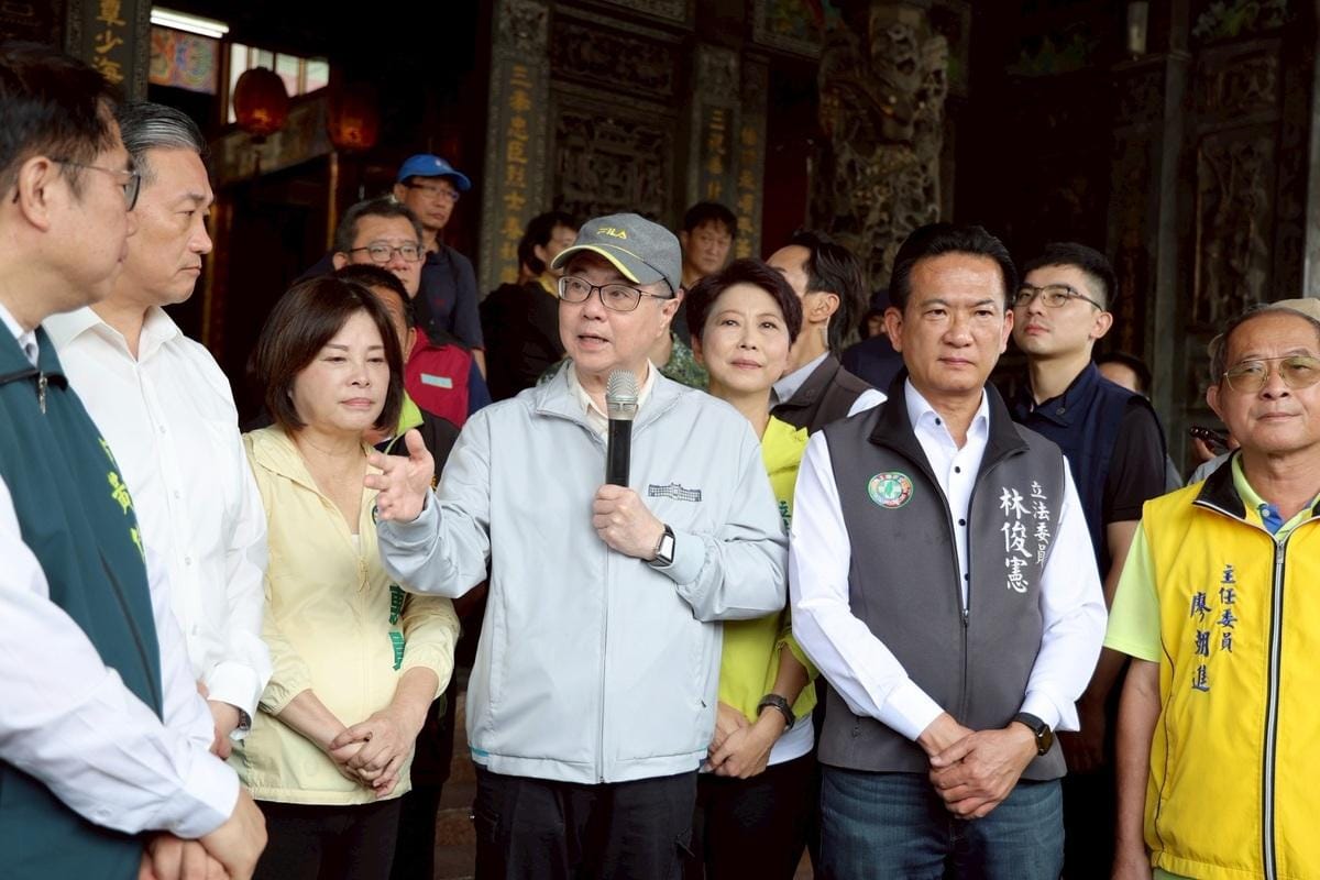 行政院長卓榮泰29日一早前往台南視察淹水情形。 圖：行政院／提供
