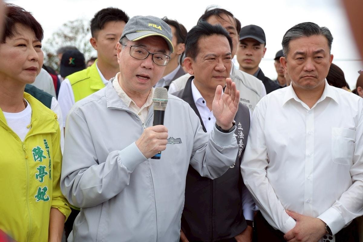 行政院長卓榮泰29日一早前往台南視察淹水情形。 圖：行政院／提供