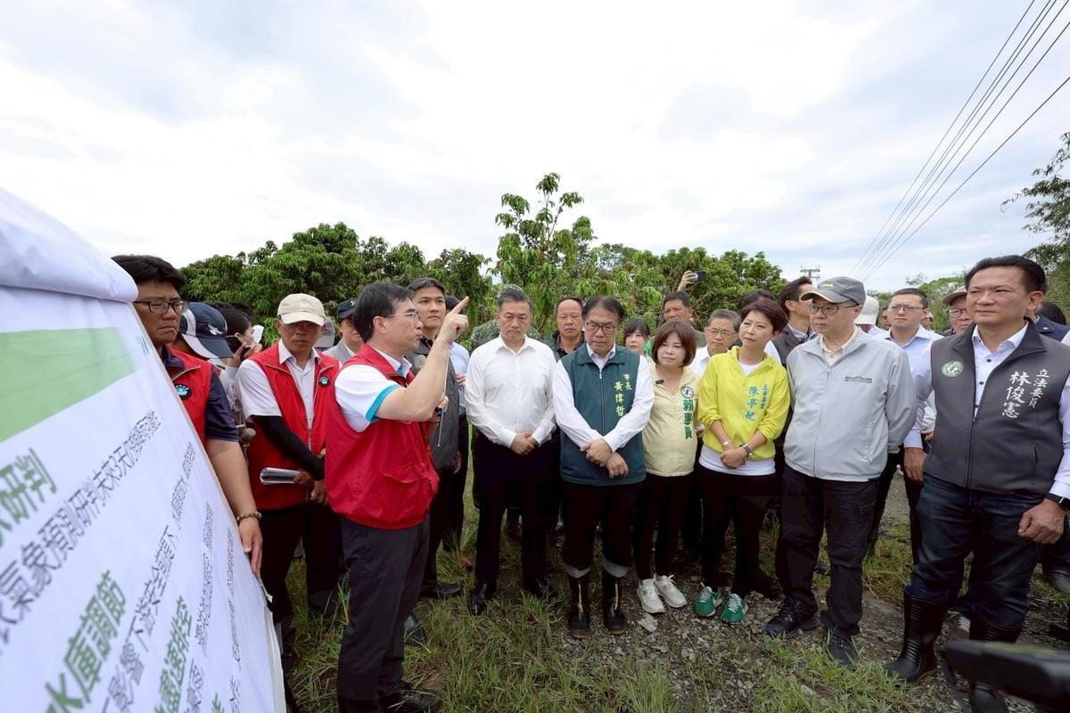 行政院長卓榮泰29日一早前往台南視察淹水情形。 圖：行政院／提供