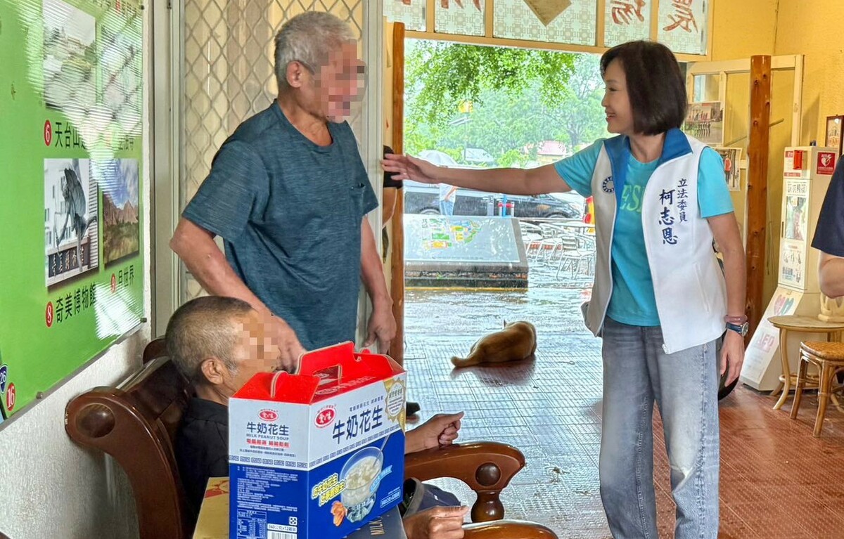 柯志恩(右)關心暫時安置在高雄農場的原鄉民眾。 圖：柯志恩辦公室／提供