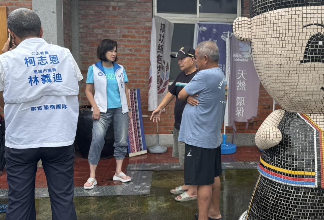 柯志恩(左二)關心暫時安置在高雄農場的原鄉民眾。 圖：柯志恩辦公室/提供