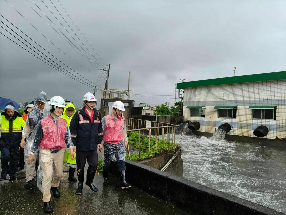 陳其邁(右二)前往茄萣、永安、彌陀與梓官等沿海地區，實地巡視抽水站與排水設施整備情形。 圖：高雄市水利局／提供