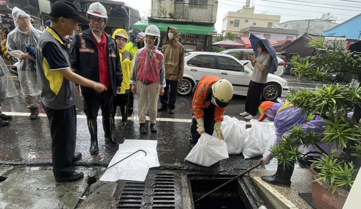 陳其邁(左三)前往彌陀區與梓官區視察當地側溝清疏作業。 圖：高雄市水利局／提供