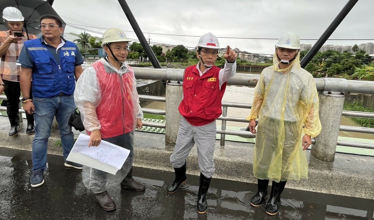 林欽榮(右二)前往仁武八涳橋實地視察後勁溪、曹公新圳等渠道排水狀況。 圖：高雄市水利局／提供