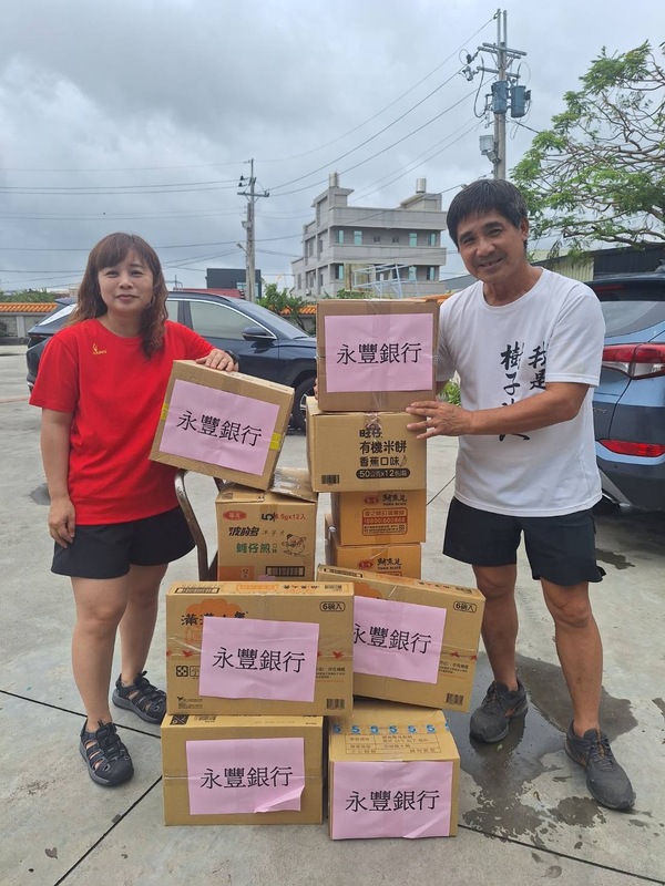 永豐志工團隊第一時間將物資送達災區。 圖：永豐金控／提供