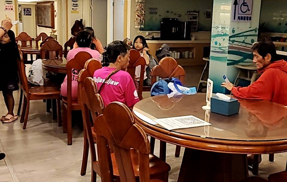 滿州鄉分水嶺族人暫時撤離並入住小丑魚渡假村。 圖：屏東縣政府/提供
