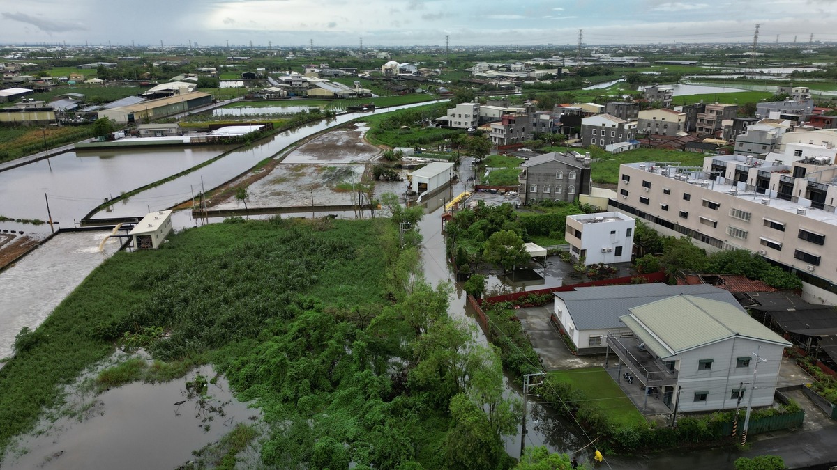 台南民眾以空拍機拍攝大雨過後的柳營地區，仍可以看到淹水痕跡。 圖：翻攝自Threads/cobe08ms