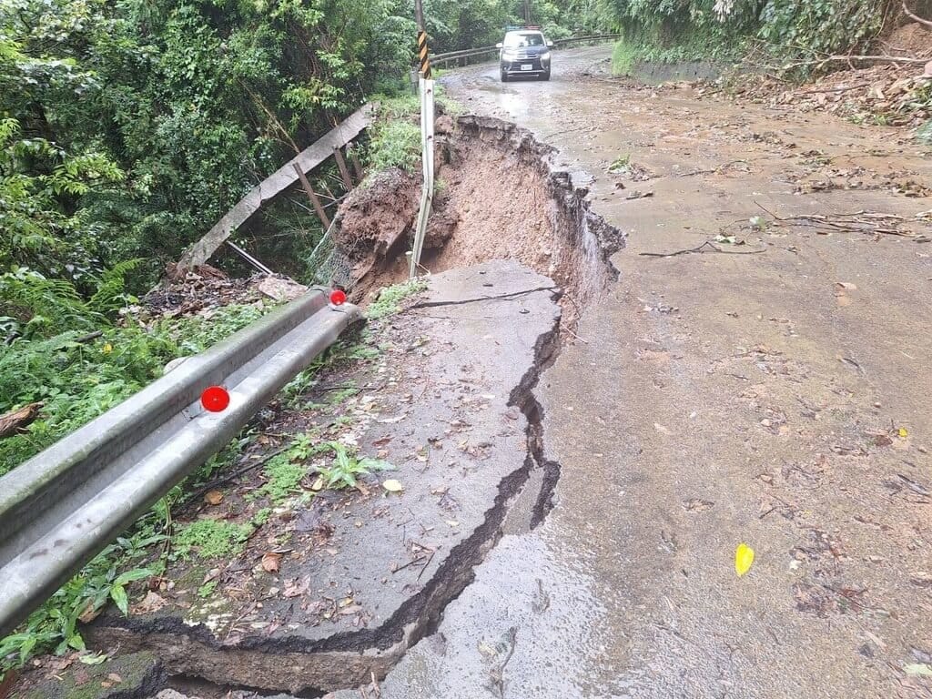 苗栗縣近日接連間歇性大雷雨，南庄鄉苗21-1線東河村路段29日發生路基坍方，警方實施交通管制，暫時採單線通行。（警方提供）中央社記者管瑞平傳真　114年7月29日