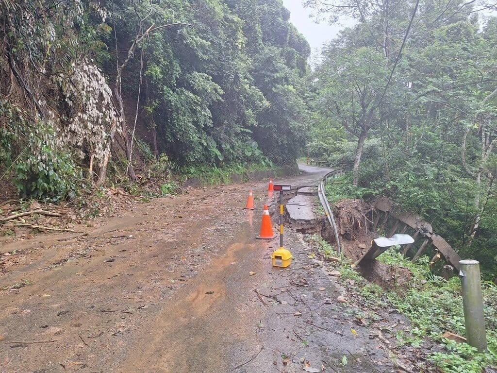 苗栗縣南庄鄉東河地區苗21-1線4公里處29日發生路基坍方，部分路面滑落邊坡，暫時採單線通行，員警放置交通錐及在現場實施交管。（警方提供）中央社記者管瑞平傳真　114年7月29日