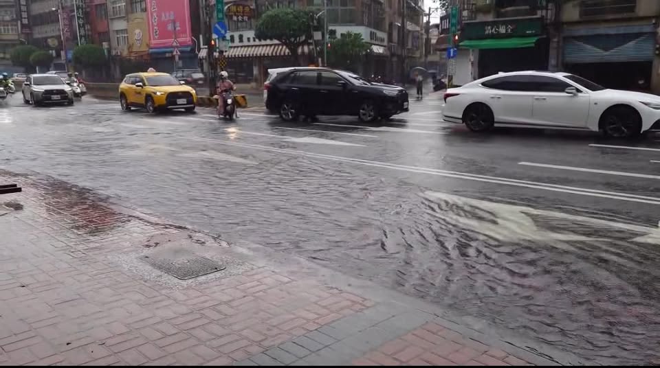 桃園市中壢區上午突降大雨，環北路與福州一街口再次傳出積淹水災情，車輛行經時濺起大量水花，引發民怨。 圖：臉書「我是中壢人」粉專