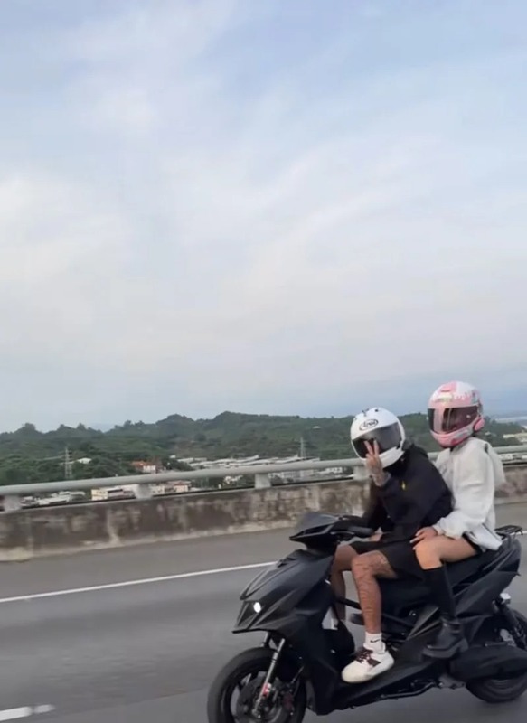 李姓男子騎機車載女伴衝上國道，行駛約40公里並且姿態囂張。 圖：翻攝自Threads／eternity_.1