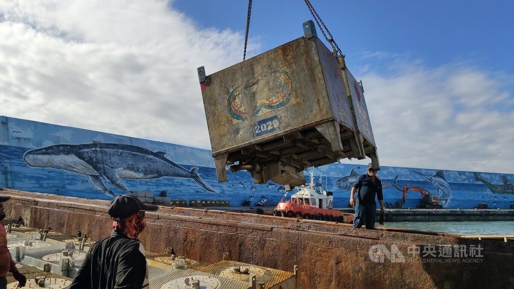 一艘載運石油前往蘭嶼、綠島的貨輪29日上午在距離綠島3浬處，因船隻搖晃導致3個密封油櫃掉落海中。台東縣環保局表示，目前尚未發現油污，已請中油和業者啟動應變措施。圖為109年11月7日貨輪裝載油櫃作業情形。中央社記者盧太城台東攝  114年7月29日
