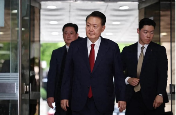 南韓前總統尹錫悅因在 2024 年年末發動戒嚴，遭南韓國會彈劾，並被以涉嫌內亂罪起訴。然而，近期有消息稱，在尹錫悅發動戒嚴前數日，一位南韓軍方高層官員突然訪台，真實訪台目的也成為網友們的關注焦點。 圖：翻攝自 騰訊網 曹興教授