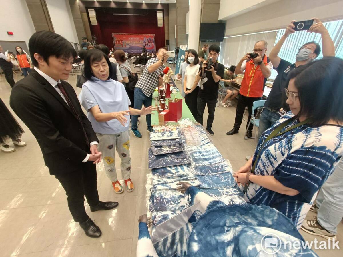 壹元書院院長賴慕芬與法制局長李善植一同了解現場新住民的創業成果。 圖：唐復年/攝