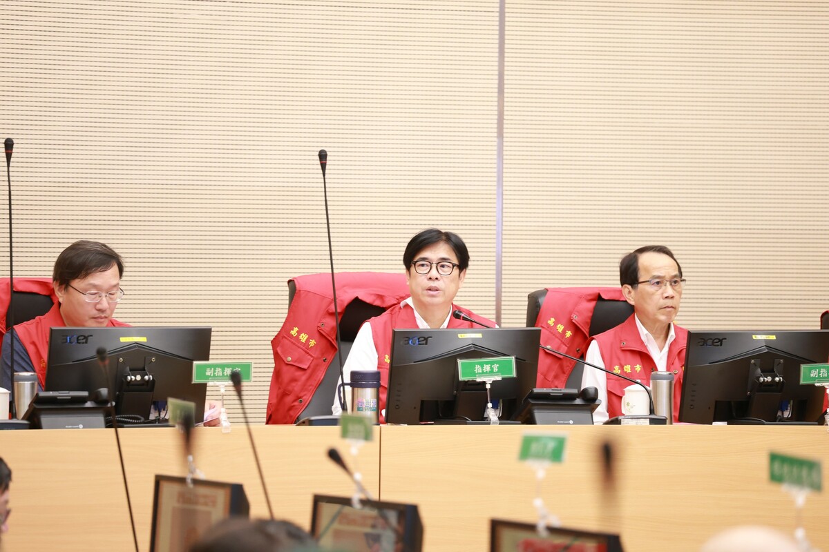 陳其邁(中)主持災害應變中心第二次工作會議，並透過視訊向總統賴清德報告高雄沒有任何災情與人員傷亡。 圖：高雄市政府/提供