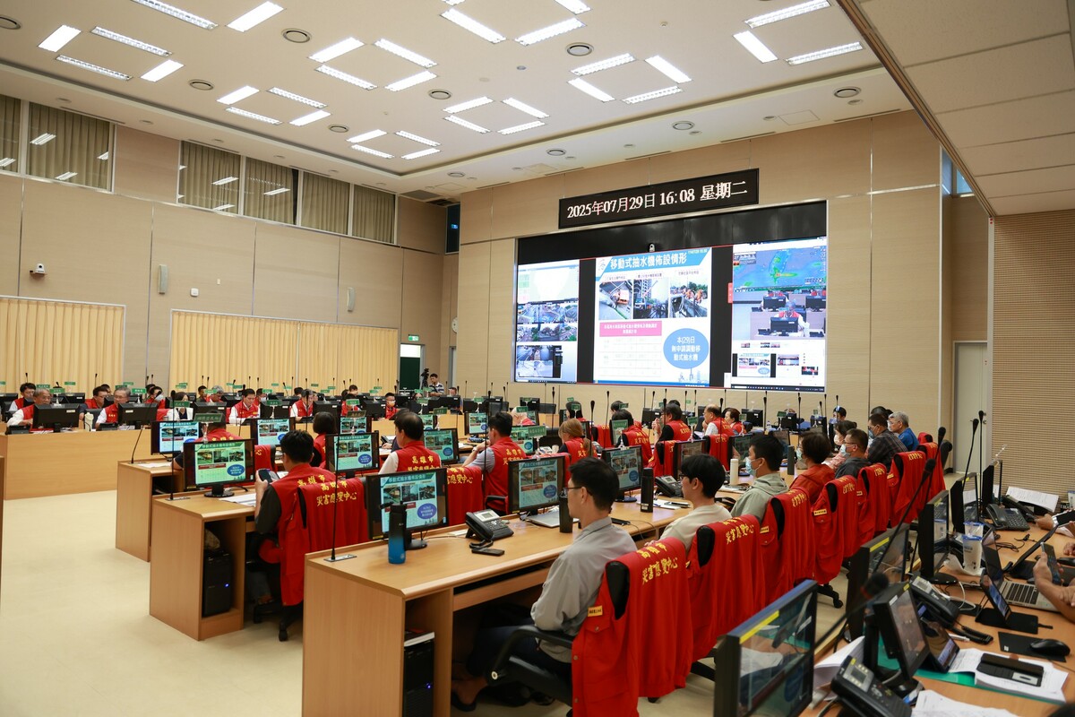 災害應變中心第二次工作會議，相關局處各司其職報告因應情形。 圖：高雄市政府/提供