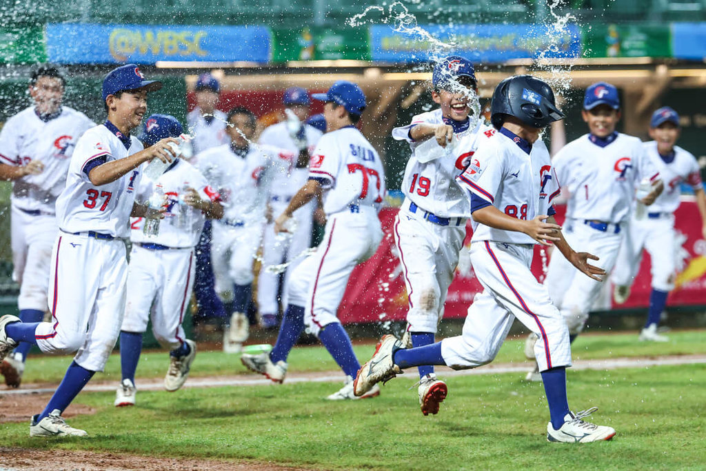 U12世界盃棒球賽台灣隊29日預賽最後一戰交手墨西哥，經歷落後、追平、因雨暫停，最後在6局下靠著再見觸身球保送以6比5勝出，球員們衝入場中開心歡慶，總教練章子健也直呼感動。（中華民國棒球協會提供）中央社記者謝靜雯傳真  114年7月29日