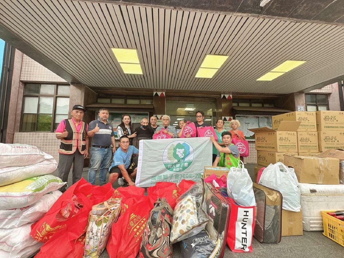 岡大獅子會深入高雄及台東偏鄉，將物資親手送達獨居長者與弱勢家庭。 圖：高雄市岡大獅子會/提供