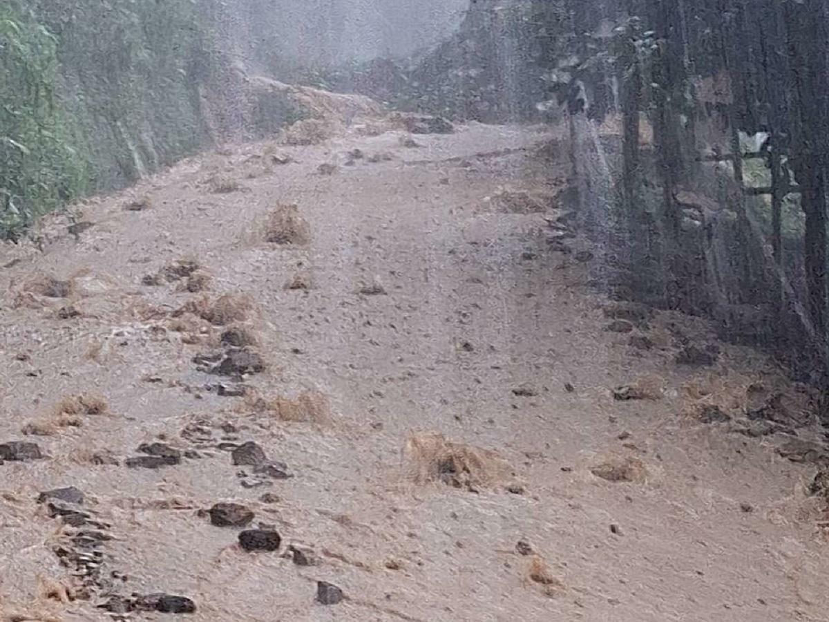 嘉義縣梅山鄉多條道路難以通行。 圖：嘉義縣政府提供