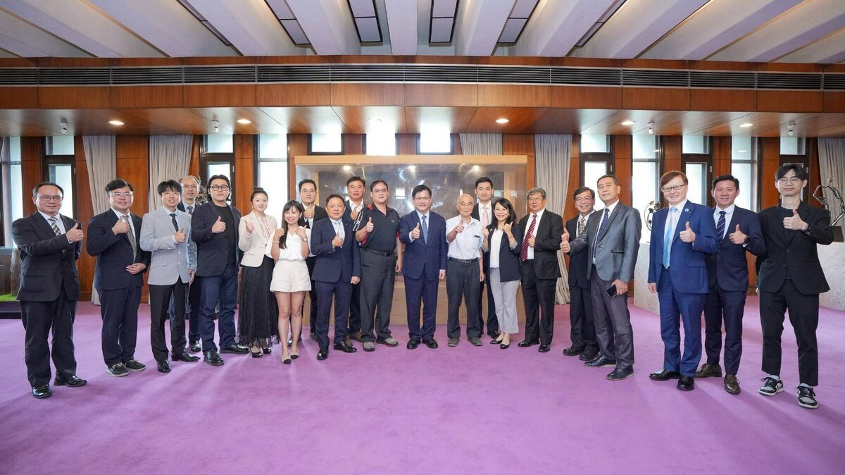 外交部長林佳龍（右十）與「貝里斯智慧漁業商機考察團」成員合影。 圖：外交部提供