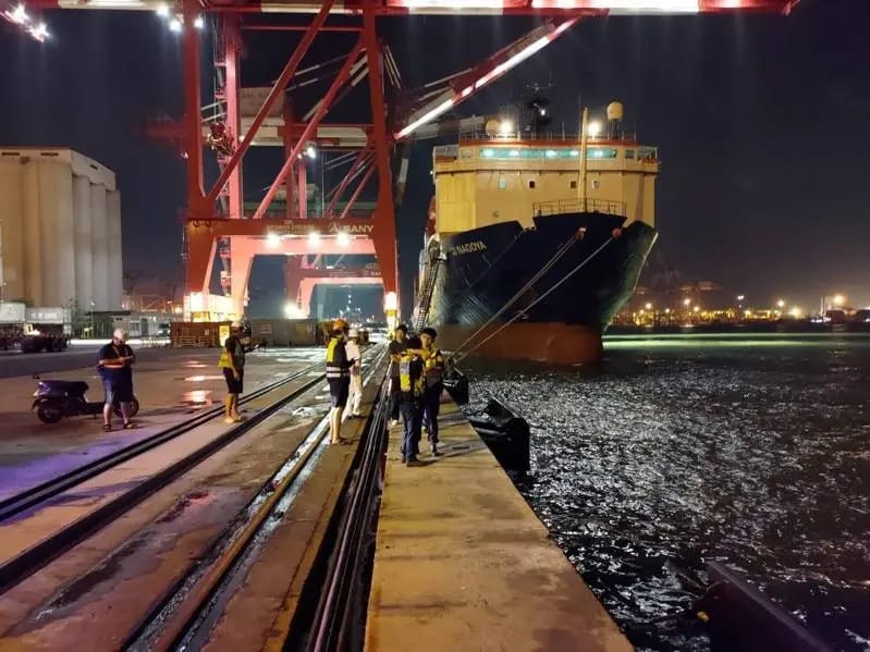 高雄港昨晚發生休旅車直衝入海的事件，消防隊漏夜潛水尋找未果，今日持續搜救。 圖：警方提供