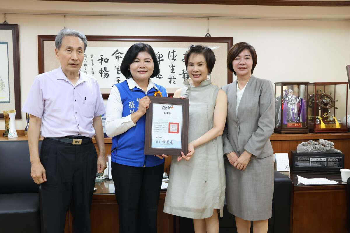 張麗善致贈感謝狀給媚登峯文教信託基金會董事長莊雅清。 圖：雲林縣政府/提供
