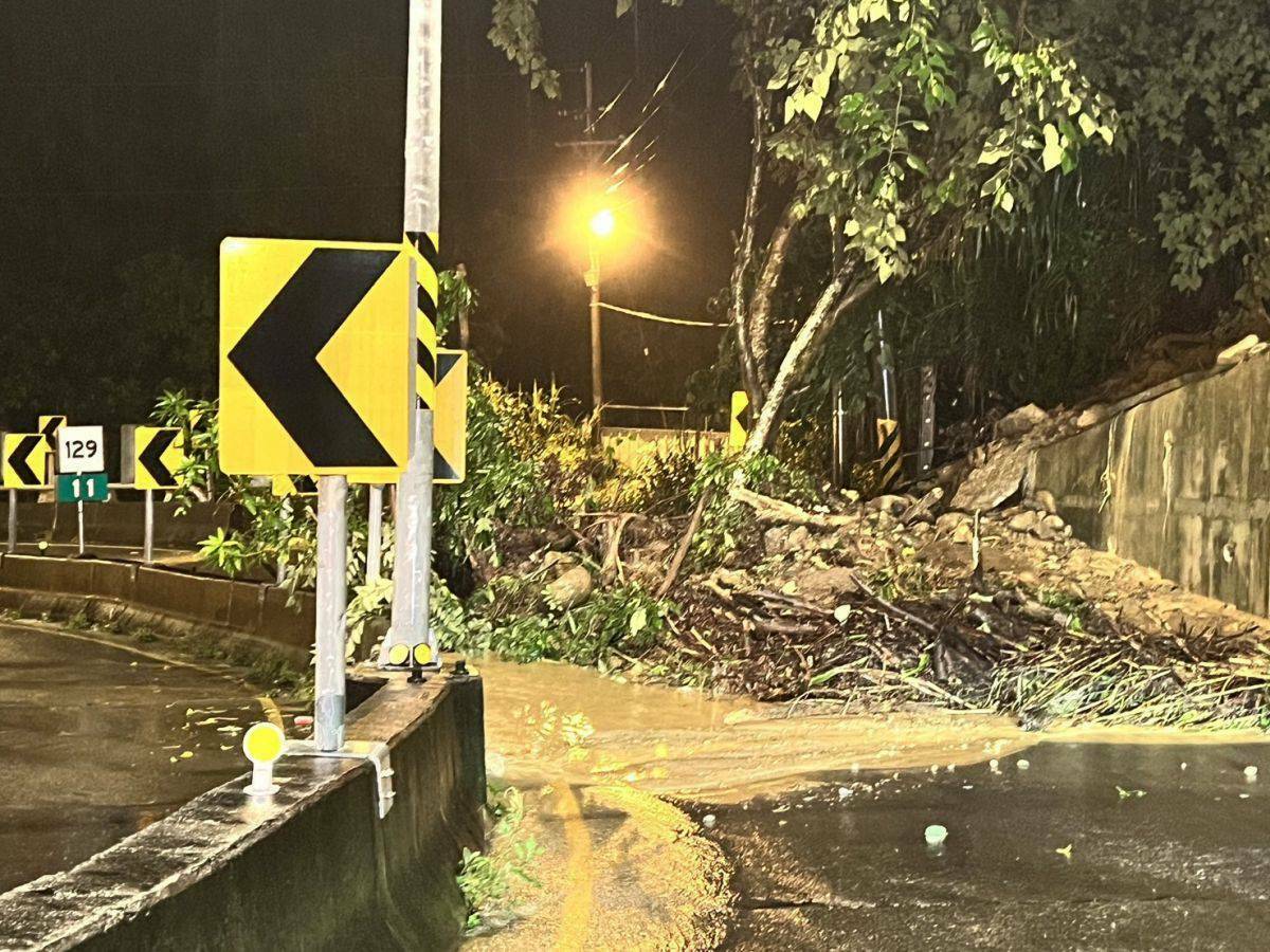 台中北屯區東山路2段出現土石坍方，警方火速趕往現場實施交管。 圖：警方提供
