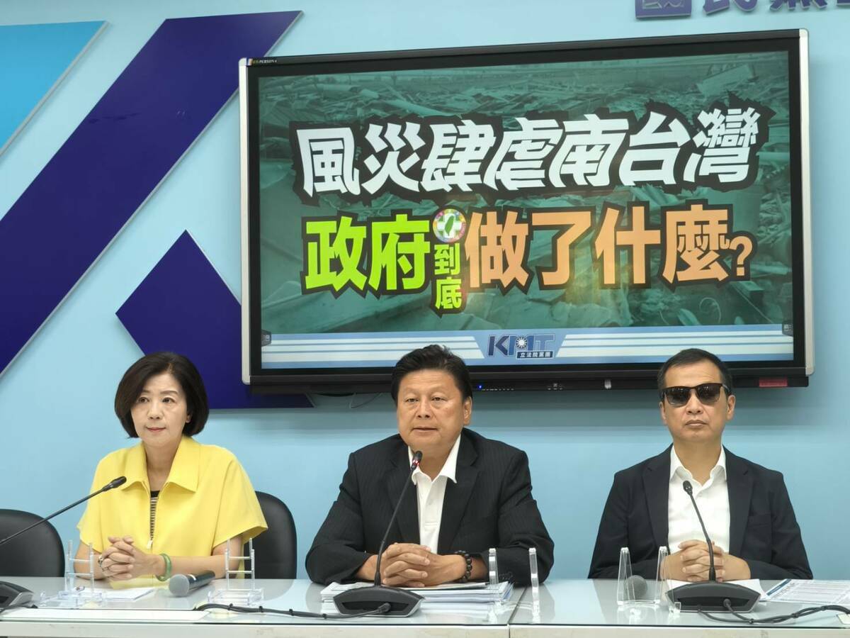 國民黨團召開記者會期間，黨團總召傅崐萁再度抨擊行政院失能。 圖：國民黨立法院黨團/提供