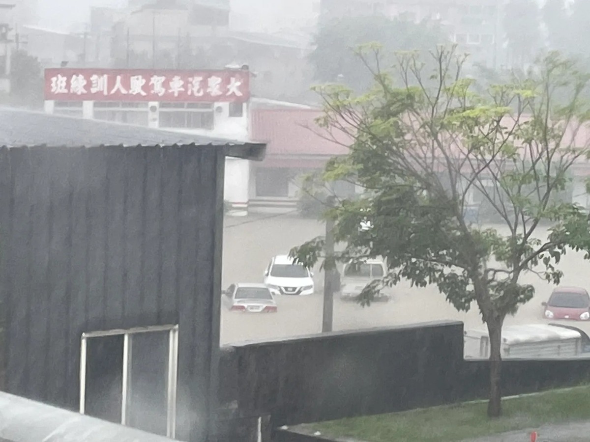 南投暴雨導致多處淹水，貓羅溪旁低窪處的大眾駕訓班已淹至半車高。 圖：翻攝自Threads/sbb.bear
