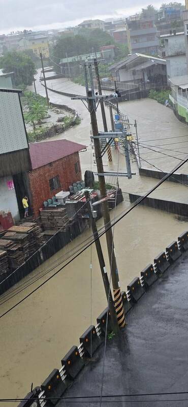 南投市南營路排水溝和道路已淹至無法分辨。 圖：翻攝自臉書「南投人聊天室2.0」