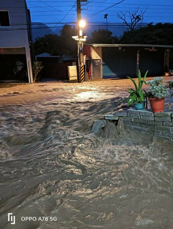 高雄六龜因暴雨挾帶土石沖刷，道路出現滾滾泥流。 圖：民眾提供