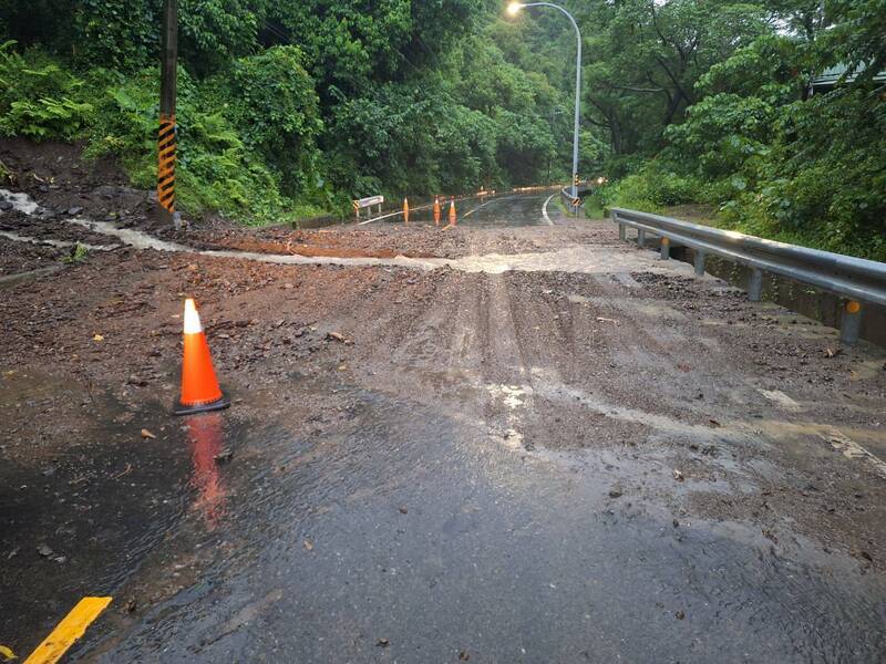 六龜大津路段遭土石流侵襲路面。 圖：警方提供