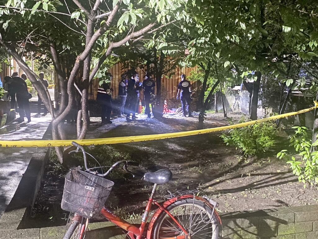新北市新莊區發生箱屍命案。圖為28日鑑識人員在現場採集可疑跡證。（翻攝畫面）