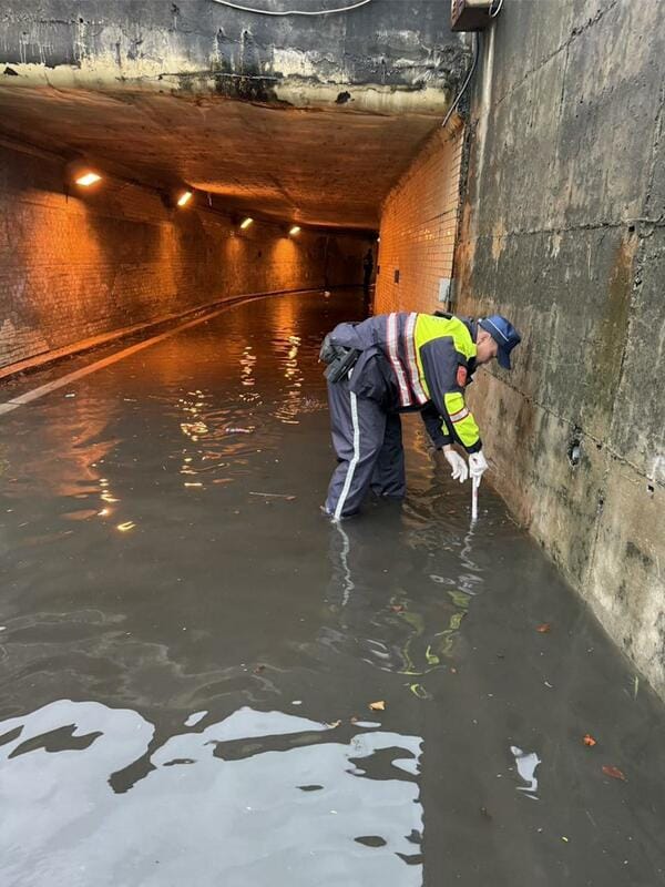 彰化遭暴雨侵襲，大肚橋北上機車道涵洞出口處淹水達20公分。 圖：民眾提供