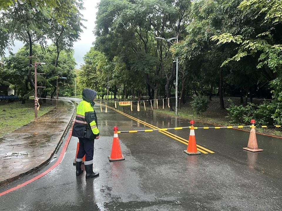 寶廍路景觀公園涵洞道路雙向出現淹水狀況。 圖：民眾提供