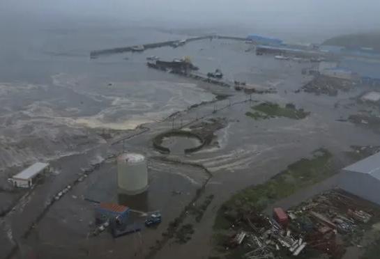 俄羅斯8.8強烈地震引發海嘯，堪察加半島小鎮港口全被淹沒。 圖：翻攝自X