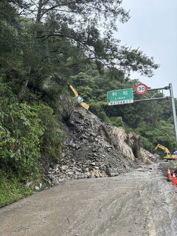 高雄山區連日豪雨導致山區災情頻傳，台20線南橫公路發生落石坍方。 圖：下山的工作人員提供