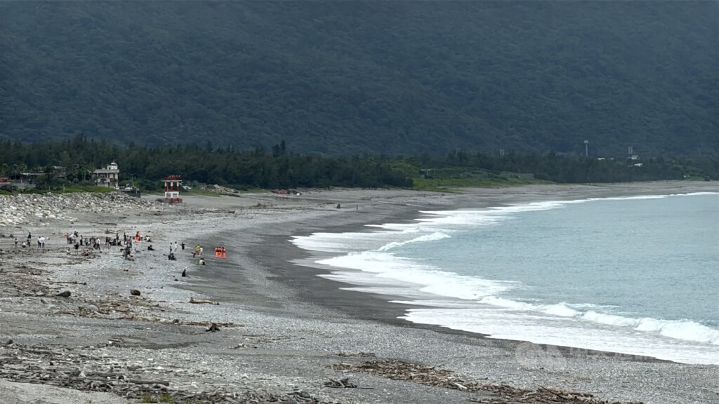 受俄羅斯遠東外海地震影響，中央氣象署地震測報中心30日發布海嘯警報。圖為下午1時19分花蓮七星潭風景區浪況。中央社記者張祈攝　114年7月30日