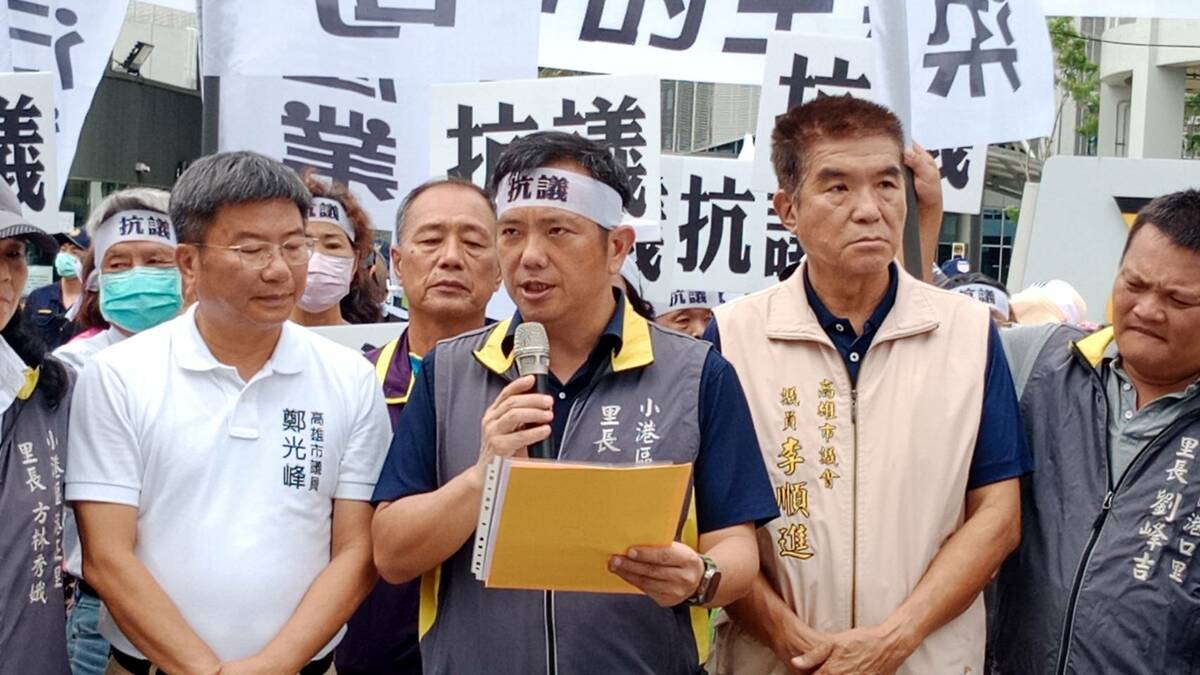 小港里里長洪世春(左二)據理力爭，控訴三元能源傲慢、敷衍居民。 圖：孫家銘攝