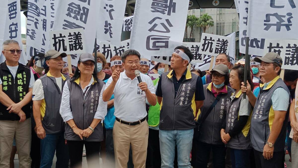 市議員鄭光峰(左四)到場聲援小港里居民。 圖：孫家銘攝