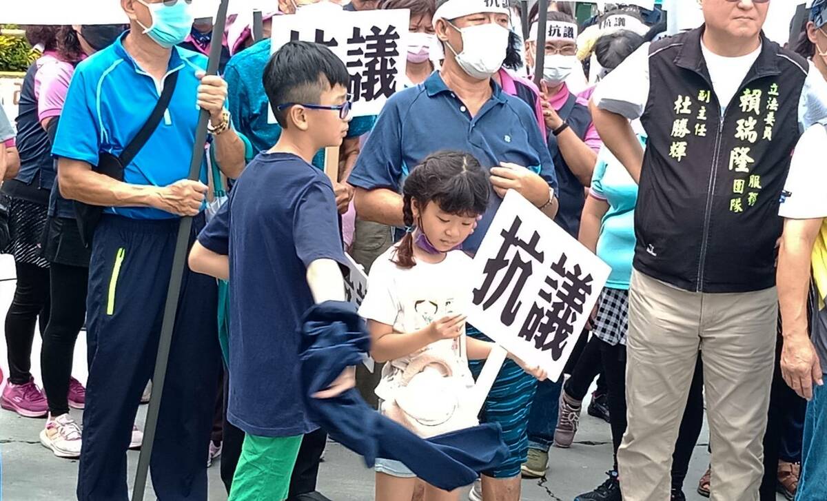 小朋友也到場舉牌抗議。 圖：孫家銘攝