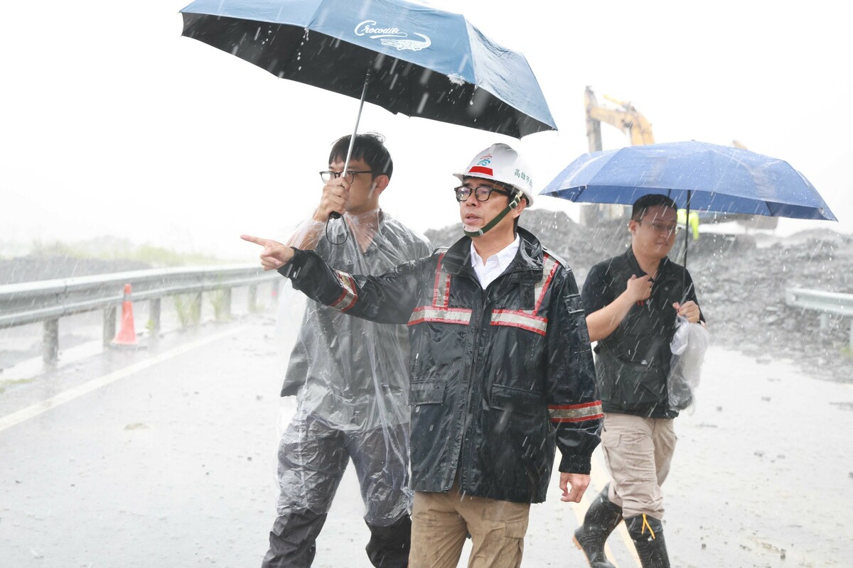 陳其邁(中)冒雨視察六龜區六津橋。 圖：高雄市政府/提供