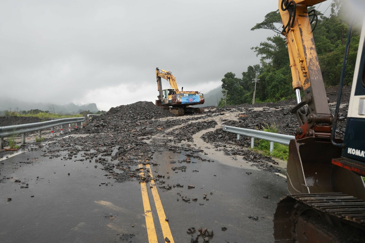 六津橋高133線0K+500處道路進行搶通。 圖：高雄市政府/提供