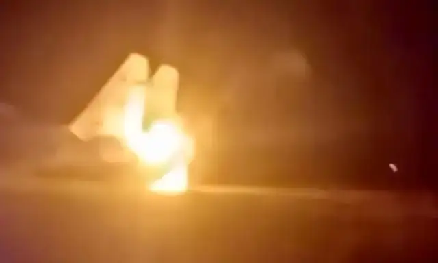 烏克蘭特工成功滲透俄羅斯境內軍用機場，對俄國軍機進行破壞，機尾起火。 圖：翻攝自《騰訊新聞》/「潛望者」