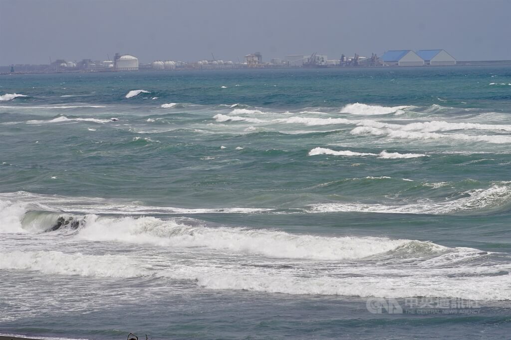 受俄羅斯遠東外海地震影響，氣象署30日針對沿海縣市發布海嘯警報。高雄旗津海水浴場下午尚未觀察到明顯巨浪，海浪與平日差異不大。中央社記者董俊志攝　114年7月30日