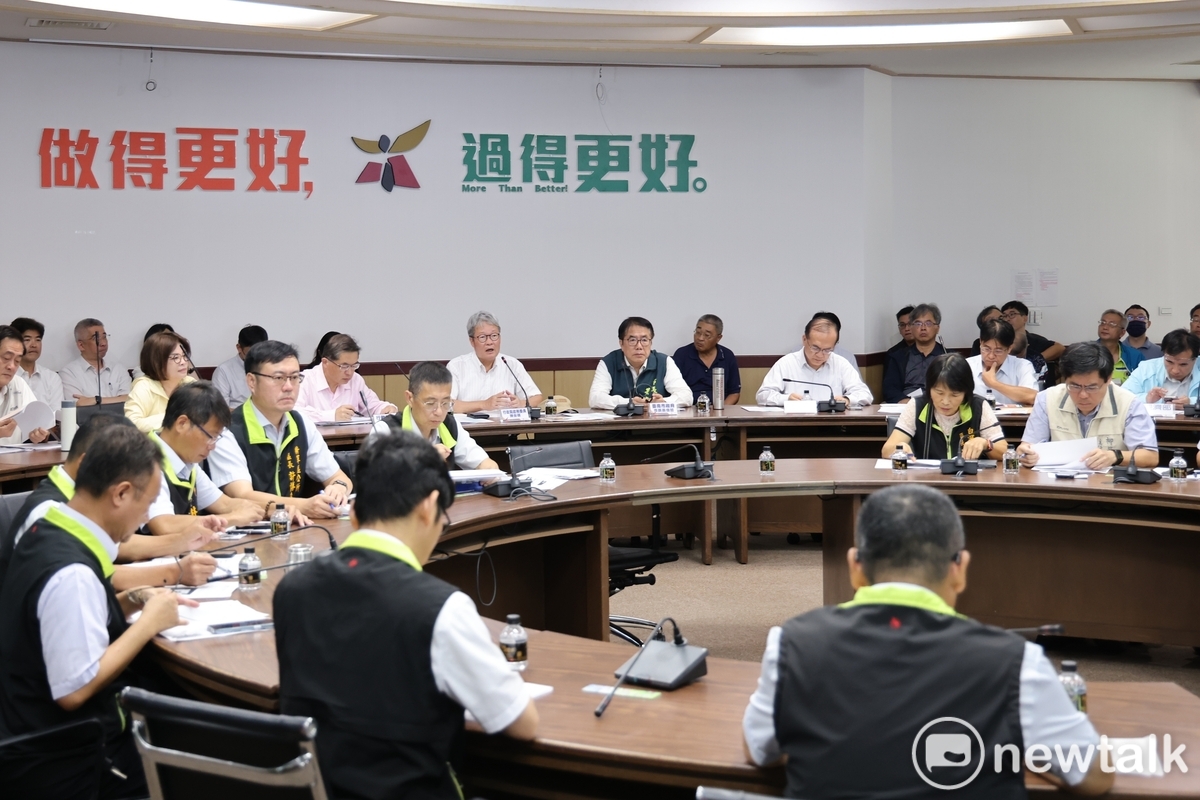 行政院成立「雲嘉南災後復原前進指揮所」，行政院政務委員陳金德擔任指揮官，顧問李孟諺擔任副指揮官，與台南市政府，以及雲林、嘉義地方政府代表，商討災區大規模民宅修繕工作的因應策略。 圖：台南市政府提供